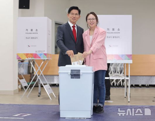 [인천=뉴시스] 권창회 기자 = 김문수 국민의힘 대선 후보가 29일 인천 계양구 계양1동 주민센터에서 딸 김동주 씨와 사전투표를 하고 있다. (공동취재) 2025.05.29. photo@newsis.com