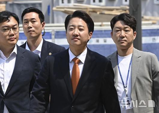 [화성=뉴시스] 김종택 기자 = 이준석 개혁신당 대선 후보가 29일 오전 경기 화성시 동탄9동 행정복지센터에 마련된 사전투표소에로 향하고 있다. (공동취재) 2025.05.29. photo@newsis.com