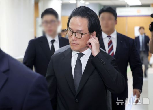 [서울=뉴시스] 홍효식 기자 = 조현범 한국앤컴퍼니그룹 회장이 29일 오후 서울 서초구 서울중앙지방법원에서 열린 200억대 횡령·배임 혐의 관련 선고 공판에 출석하고 있다. 2025.05.29. photo@newsis.com