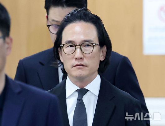 [서울=뉴시스] 홍효식 기자 = 조현범 한국앤컴퍼니그룹 회장이 29일 오후 서울 서초구 서울중앙지방법원에서 열린 200억대 횡령·배임 혐의 관련 선고 공판에 출석하고 있다. 2025.05.29. photo@newsis.com