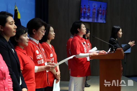[서울=뉴시스] 조성봉 기자 = 김은혜 국민의힘 의원을 비롯한 중앙선대위 여성본부 의원들이 29일 오후 서울 여의도 국회 소통관에서 이재명 더불어민주당 대선후보 아들 관련 긴급기자회견을 열고 후보직 사퇴를 촉구하고 있다. 2025.05.29. suncho21@newsis.com
