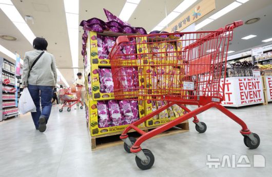 [서울=뉴시스] 김선웅 기자 = 사진은 지난 29일 서울 소재 유통매장에서 시민들이 장을 보고 있는 모습. 2025.05.29. mangusta@newsis.com