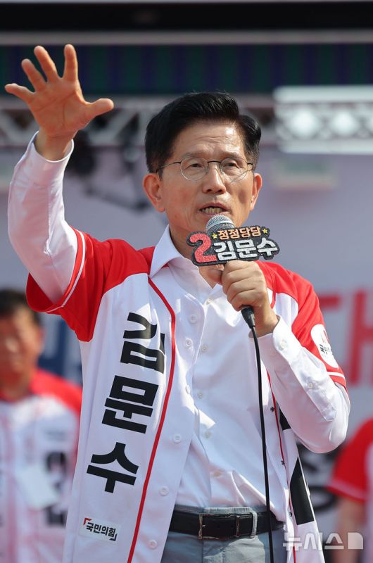 [안산=뉴시스] 권창회 기자 = 김문수 국민의힘 대선 후보가 29일 경기 안산시 안산문화광장에서 열린 유세에서 지지호소를 하고 있다. (공동취재) 2025.05.29. photo@newsis.com