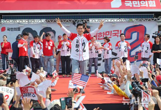 [안산=뉴시스] 권창회 기자 = 김문수 국민의힘 대선 후보가 29일 경기 안산시 안산문화광장에서 열린 유세에서 지지자들에게 인사하고 있다. (공동취재) 2025.05.29. photo@newsis.com