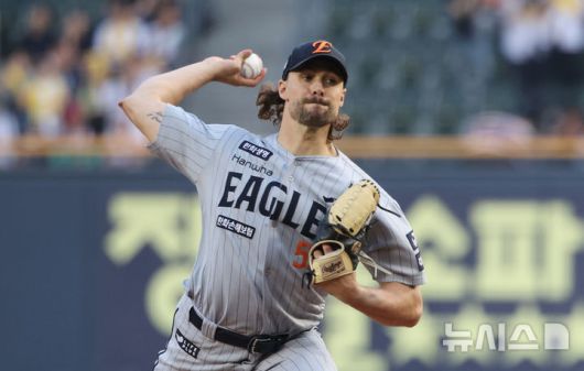 [서울=뉴시스] 김금보 기자 = 29일 서울 송파구 잠실야구장에서 열린 프로야구 2025 KBO리그 한화 이글스와 LG 트윈스의 경기, 1회말 한화 선발 와이스가 역투 하고 있다. 2025.05.29. kgb@newsis.com