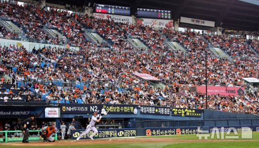 [서울=뉴시스] 김금보 기자 = 29일 서울 송파구 잠실야구장에서 열린 프로야구 2025 KBO 리그 한화 이글스와 LG 트윈스의 경기가 만원 관중 속에 펼쳐지고 있다. LG의 이번 시즌 18번째 홈 경기 매진이다. 2025.05.29. kgb@newsis.com