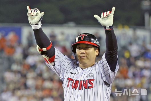 [서울=뉴시스] 김금보 기자 = 29일 서울 송파구 잠실야구장에서 열린 프로야구 2025 KBO리그 한화 이글스와 LG 트윈스의 경기, 7회말 2사 1,2루 LG 김현수가 역전 1타점 1루타를 치고 기뻐하고 있다. 2025.05.29. kgb@newsis.com