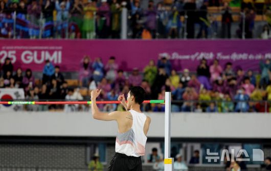 [구미=뉴시스] 이무열 기자 = 우상혁(용인시청)이 29일 경북 구미시민운동장에서 열린 2025 구미아시아육상선수권대회 높이뛰기 결선 2m23 1차시기 점프에 성공 후 기뻐하고 있다. 2025.05.29. lmy@newsis.com