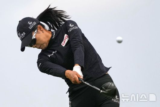 [에린=AP/뉴시스] 윤이나가 29일(현지 시간) 미 위스콘신주 에린의 에린힐스에서 열린 미국여자프로골프(LPGA) 투어 제80회 US여자오픈 첫날 12번 홀에서 티샷하고 있다. 윤이나는 1언더파 71타 공동 19위에 이름을 올렸다. 2025.05.30.