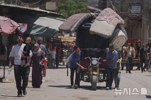 [가자시티=AP/뉴시스] 30일(현지 시간) 가자지구 가자시티에서 피란민들이 대피하고 있다. 2025.05.31.