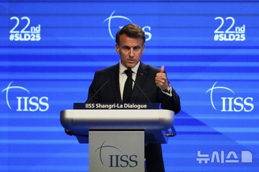 [싱가포르=AP/뉴시스] 에마뉘엘 마크롱 프랑스 대통령이 5월 30일 싱가포르에서 열린 제22회 샹그릴라 대화에서 기조연설하고 있다. 그는 트럼프가 합병을 위협한 그린란드를 6월 15일 방문한다. 2025.06.08.