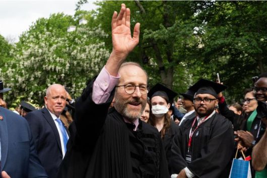 [서울=뉴시스] 앨런 가버 하버드대 총장이 29일 졸업식 축사를 하기 위해 연단에 오르기 전 손을 흔들고 있다.(출처: 하버드 크림슨) 2025.05.30. *재판매 및 DB 금지