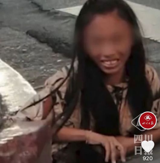 [서울=뉴시스]한 젊은 여성이 거리 한쪽의 배수구에서 기어나오는 모습이 포착돼 화제다.(사진=사천일보) *재판매 및 DB 금지