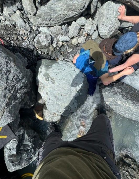 [서울=뉴시스] 하이킹 도중 미끄러져 300㎏의 바위에 깔린 미국의 한 남성이 3시간 만에 극적으로 구조됐다. (사진=사우스차이나모닝포스트 갈무리) 2025.05.30 *재판매 및 DB 금지