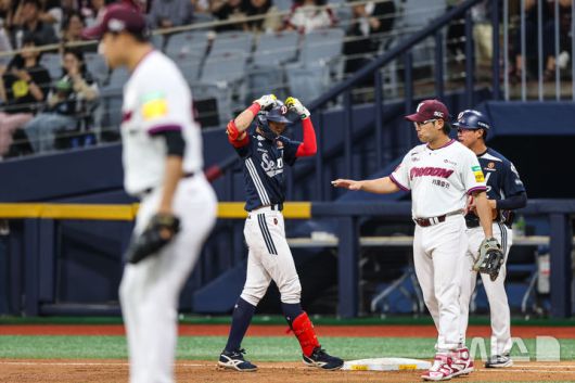 [서울=뉴시스] 프로야구 두산 베어스 김민석이 30일 서울 고척스카이돔에서 열린 2025 신한 쏠뱅크 KBO리그 키움 히어로즈와의 경기에서 안타를 친 뒤 세리머니를 펼치고 있다. (사진=두산 베어스 제공) 2025.05.30.