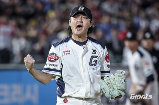 [서울=뉴시스] 프로야구 롯데 자이언츠 정철원이 30일 부산 사직구장에서 열린 2025 신한 쏠뱅크 KBO리그 SSG 랜더스와의 경기에서 아웃카운트를 잡고 포효하고 있다. (사진=롯데 자이언츠 제공) 2025.05.30. *재판매 및 DB 금지