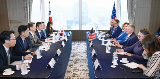 [서울=뉴시스] 안덕근 산업통상자원부 장관이 30일 서울 중구 롯데호텔에서 브루스 웨스터먼 미국 하원 천연자원위원회 위원장 및 의원단과 면담하고 있다. (사진=산업통상자원부 제공) 2025.05.30. photo@newsis.com *재판매 및 DB 금지