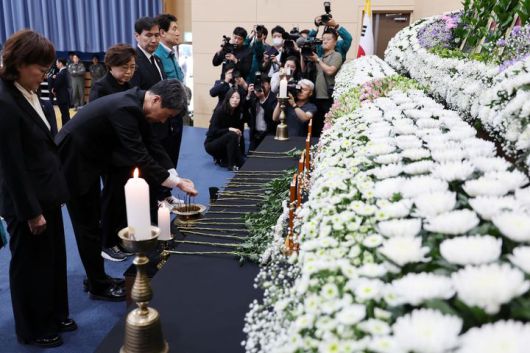 [서울=뉴시스] 최진석 기자 = 이주호 대통령 권한대행 부총리 겸 교육부 장관이 30일 해군 항공사령부에 마련된 해군 초계기 추락 사고 희생자 합동분향소를 찾아 헌화하고 있다. (사진=교육부 제공) 2025.05.30. photo@newsis.com *재판매 및 DB 금지