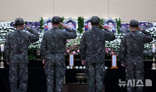 [포항=뉴시스] 이무열 기자 = 30일 경북 포항시 남구 해군 항공사령부 체육관에 마련된 해군 P-3CK 917호기 순직자 합동분향소에서 해군 동료들이 헌화 후 경례하고 있다. 2025.05.30. lmy@newsis.com