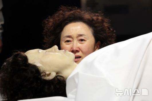 [서울=뉴시스] 박진희 기자 = 서울시극단 연극 '유령' 출연 배우들이 30일 서울 종로구 세종문화회관 S씨어터에서 전막 시연을 하고 있다. 연극 '유령'은 남편의 폭력을 피해 가출한 '배명순'이 무연고자로 쓸쓸히 죽게 된 후 시신 안치실에서 유령들을 만나는 이야기다. 사람답게 살지 못하고 사라지는 사람들의 에피소드로 우리 주변 무연고자들의 인생을 돌아보게 한다. 2025.05.30. pak7130@newsis.com