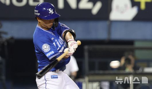 [서울=뉴시스] 추상철 기자 = 30일 오후 서울 송파구 잠실야구장에서 열린 2025 KBO리그 삼성라이온즈와 LG트윈스의 경기, 8회초 2아웃 주자만루 상황에서 삼성 양도근이 2타점 적시타를 때리고 있다. 2025.05.30. scchoo@newsis.com