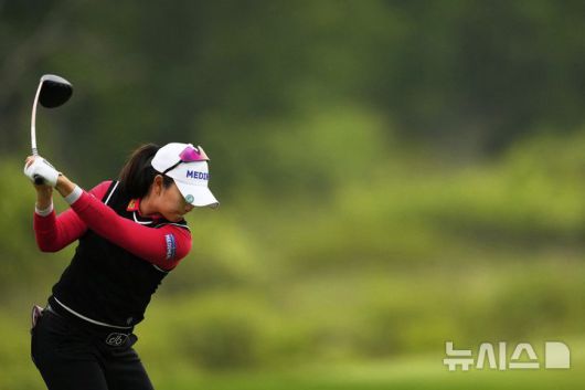 [에린=AP/뉴시스] 김아림이 30일(현지 시간) 미 위스콘신주 에린의 에린힐스에서 열린 미국여자프로골프(LPGA) 투어 제80회 US여자오픈 2라운드 3번 홀에서 티샷하고 있다. 첫날 공동 선두였던 김아림은 중간 합계 5언더파 139타 공동 2위를 기록했다. 2025.05.31.