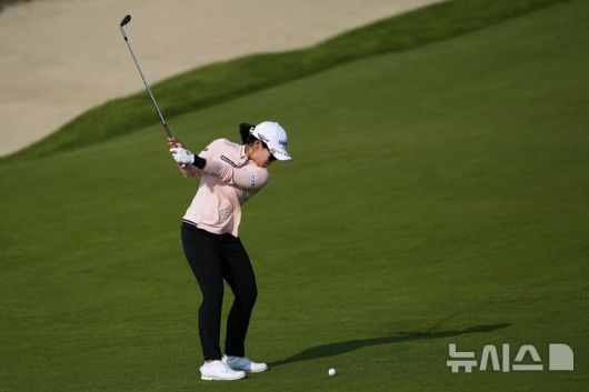 [에린=AP/뉴시스] 임진희가 30일(현지 시간) 미 위스콘신주 에린의 에린힐스에서 열린 미국여자프로골프(LPGA) 투어 제80회 US여자오픈 2라운드 5번 페어웨이에서 샷하고 있다. 첫날 공동 선두였던 임진희는 중간 합계 4언더파 140타 공동 8위를 기록했다. 2025.05.31.