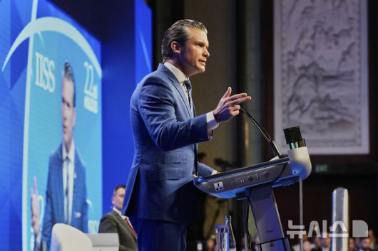 [싱가포르=AP/뉴시스] 피트 헤그세스 미국 국방장관이 31일 싱가포르에서 열린 제22차 아시아 안보회의(샹그릴라 대화)에서 연설하고 있다. 2025.05.31.