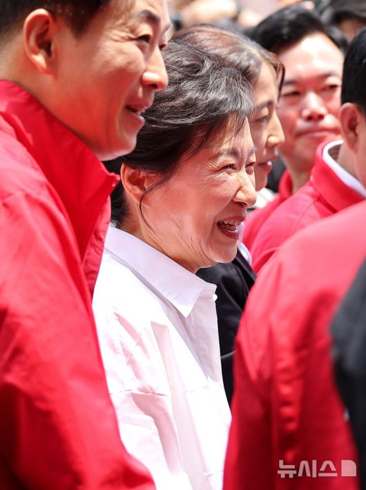 [대구=뉴시스] 이무열 기자 = 박근혜 전 대통령이 31일 대구 중구 서문시장에서 김문수 국민의힘 대선 후보 지원 유세를 하고 있다. 2025.05.31. lmy@newsis.com