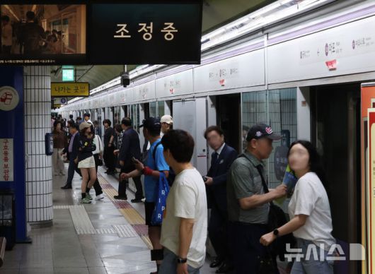 [서울=뉴시스] 조수정 기자 = 31일 오전 방화로 인해 운행이 중단됐던 서울 지하철 5호선 마포역에서 열차가 정상 운행하고 있다. 이날 오전 8시 43분께 서울 지하철 5호선 여의나루에서 마포역 방향으로 향하던 지하철에서 방화로 인한 화재가 발생했. 승객 400여명이 터널을 통해 마포역 등으로 대피했고 21명은 연기흡입과 골절 등 부상으로 병원 이송했다. 10시 24분께 화재가 완진됐다. 경찰은 오전 9시 45분께 방화 용의자 60대 남성을 여의나루역 인근에서 현행범으로 체포해 영등포경찰서에서 조사중이다. 2025.05.31. chocrystal@newsis.com