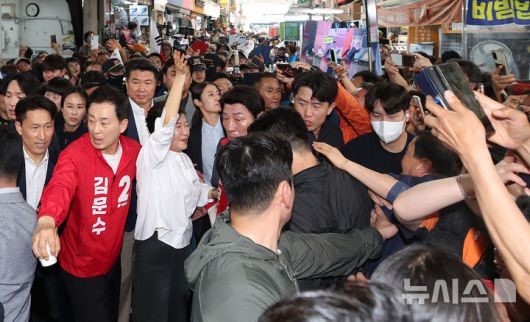 [대구=뉴시스] 이무열 기자 = 박근혜 전 대통령이 31일 대구 중구 서문시장에서 김문수 국민의힘 대선 후보 지원 유세를 하고 있다. 2025.05.31. lmy@newsis.com