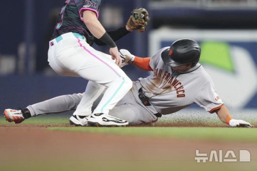 [마이애미=AP/뉴시스] 샌프란시스코 자이언츠의 이정후(가운데)가 31일(현지 시간) 미 플로리다주 마이애미의 론디포 파크에서 열린 2025 메이저리그 마이애미 말린스와의 경기 1회초 도루를 시도하고 있다. 2025.06.01.