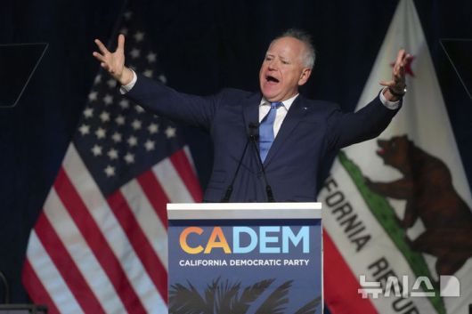 [애너하임=AP/뉴시스] 팀 월즈 미네소타 주지사가 지난달 31일(현지 시간) 캘리포니아 애너하임에서 열린 캘리포니아주 민주당 전당대회에서 연설하고 있다. 205.06.02.