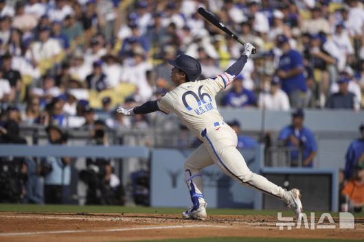[로스앤젤레스=AP/뉴시스] 미국 메이저리그 LA 다저스의 김혜성이 1일(한국 시간) 미 캘리포니아주 로스앤젤레스에서 열린 뉴욕 양키스와의 2025 MLB 경기 2회말 투런 홈런을 치고 있다. 2025.06.01.
