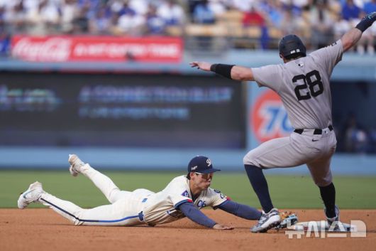 [로스앤젤레스=AP/뉴시스] 미국 메이저리그 LA 다저스의 김혜성이 1일(한국 시간) 미 캘리포니아주 로스앤젤레스에서 열린 뉴욕 양키스와의 2025 MLB 경기 3회초 상대 오스틴 웰스를 포스아웃 시키고 있다. 2025.06.01.