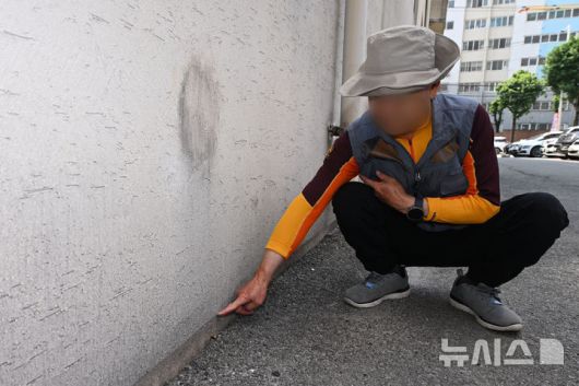 [광주=뉴시스] 이영주 기자 = 광주 서구 화정동 한 상가 상인들이 주변 아파트 신축공사로 지반이 가라앉아 기계식 주차장이 기울었다고 주장하면서 지자체에 대책 마련을 촉구하고 있다. 지난달 28일 서구 화정동 지반 침하 의심 상가 주차장에서 상가 관계자가 가라앉은 지반 흔적을 보여주고 있다. 2025.06.01. leeyj2578@newsis.com