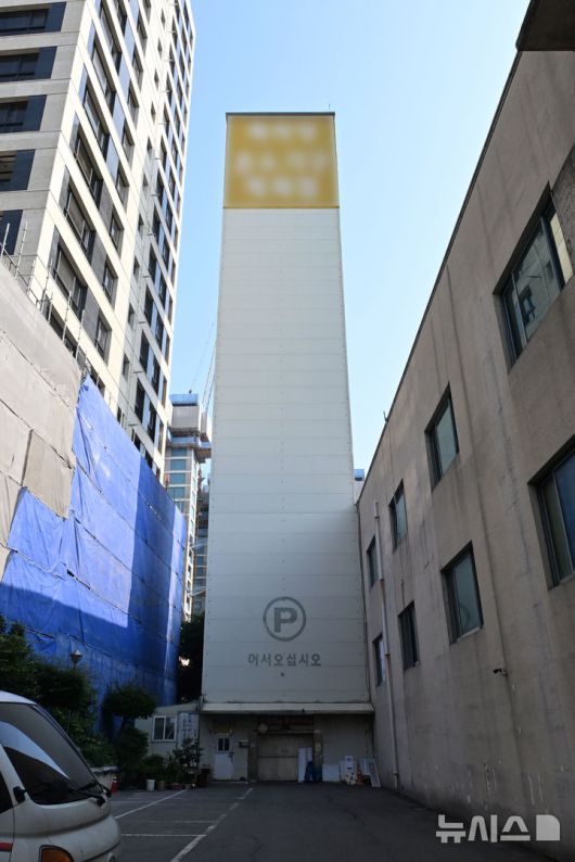 [광주=뉴시스] 이영주 기자 - 광주 서구 화정동 한 상가 상인들이 주변 아파트 신축공사로 지반이 가라앉아 기계식 주차장이 기울었다고 주장하면서 지자체에 대책 마련을 촉구하고 있다. 사진은 지난달 28일 서구 화정동 지반 침하 의심 상가에 설치된 기계식 주차장 모습. 2025.06.01. leeyj2578@newsis.com