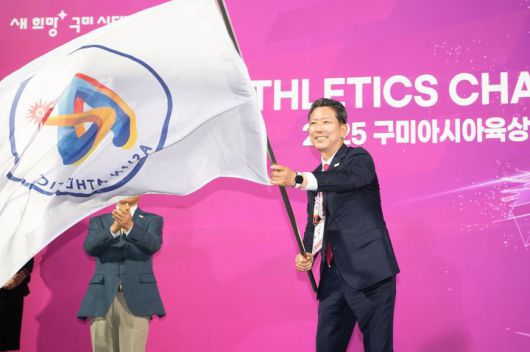 [구미=뉴시스] 폐막식에서 김장호 시장이 대회기를 흔들고 있다. (사진=구미시 제공) 2025.06.01 photo@newsis.com *재판매 및 DB 금지