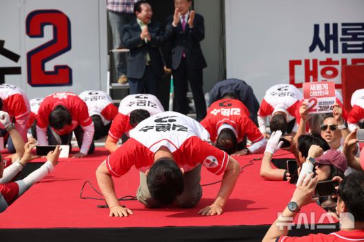 [수원=뉴시스] 권창회 기자 = 김문수 국민의힘 대선 후보가 1일 경기 수원시 수원컨벤션센터 광장에서 열린 유세에서 지지호소를 하고 있다.(공동취재) 2025.06.01. photo@newsis.com