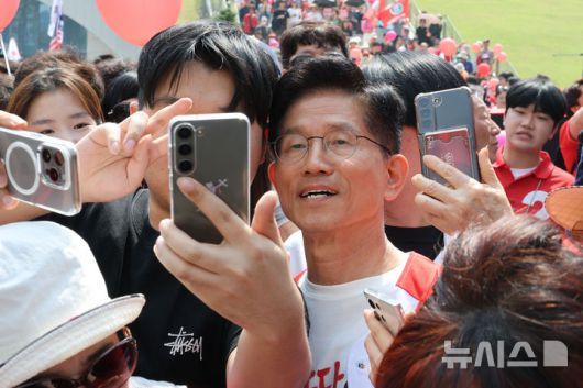 [수원=뉴시스] 권창회 기자 = 김문수 국민의힘 대선 후보가 1일 경기 수원시 수원컨벤션센터 광장에서 열린 유세에서 지지자들과 셀카를 찍고 있다.(공동취재) 2025.06.01. photo@newsis.com