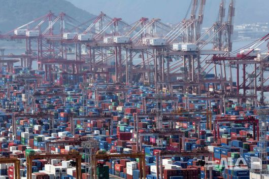 [부산=뉴시스] 하경민 기자 = 부산 남구 신선대부두 야적장에 수출입 컨테이너가 가득 쌓여 있다. 2025.06.01. yulnetphoto@newsis.com