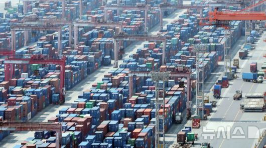 [부산=뉴시스] 하경민 기자 = 부산 남구 신선대부두 야적장에 수출입 컨테이너가 가득 쌓여 있다. 2025.06.01. yulnetphoto@newsis.com