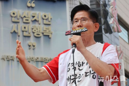 [의정부=뉴시스] 권창회 기자 = 김문수 국민의힘 대선 후보가 1일 경기 의정부시 태조이성계상 인근에서 열린 유세에서 지지호소를 하고 있다. (공동취재) 2025.06.01. photo@newsis.com