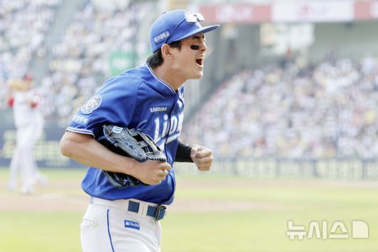 [서울=뉴시스] 최동준 기자 = 1일 서울 송파구 잠실야구장에서 열린 2025 KBO리그 삼성 라이온즈와 LG 트윈스의 경기, 2회말 2사 2, 3루 상황 삼성 구자욱이 LG 박해민의 외야타구를 호수비로 잡아낸 뒤 포효하고 있다. 2025.06.01. photocdj@newsis.com