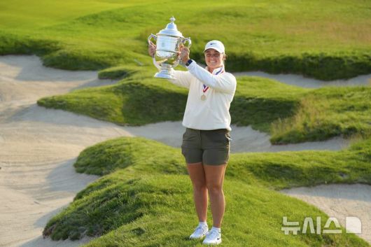 [위스콘신=AP/뉴시스] = 마자 스타크가 1일(현지 시간) 미국 위스콘신주 에린 힐스에서 열린 US 여자 오픈에서 우승 한 뒤 트로피를 들어올리고 있다. 2025.06.02.