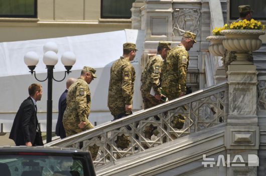 [이스탄불=AP/뉴시스] 지난 2일(현지 시간) 튀르키예 이스탄불에서 열린 러시아-우크라이나 2차 평화협상을 위해 츠라안궁에 도착하고 있는 우크라이나 대표단. 2025.06.08