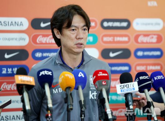 [인천공항=뉴시스] 김진아 기자 = 축구대표팀 홍명보 감독이 2026 국제축구연맹(FIFA) 북중미 월드컵 아시아 3차 예선을 치르기 위해 지난 2일 인천국제공항에서 이라크로 출국하기 앞서 인터뷰를 하고 있다. 2025.06.02. bluesoda@newsis.com