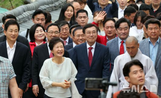 [부산=뉴시스] 하경민 기자 = 김문수 국민의힘 대선 후보의 지원에 나선 박근혜 전 대통령이 2일 부산 금정구 범어사를 방문, 대웅전으로 이동하고 있다. 2025.06.02. yulnetphoto@newsis.com