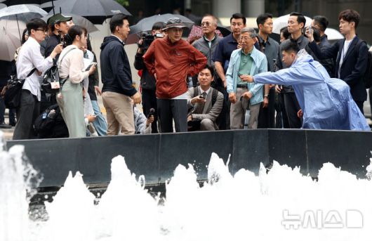 [서울=뉴시스] 홍효식 기자 = 이명박 전 대통령이 2일 서울 중구 청계광장에서 청계천 산책로를 둘러보고 있다.이날 걷기 행사는 청계천 복원 20주년을 맞아 그 의미를 돌아보고, 시민과 함께하는 소통의 자리로 마련됐다고 이명박재단은 설명했다. 2025.06.02. yesphoto@newsis.com