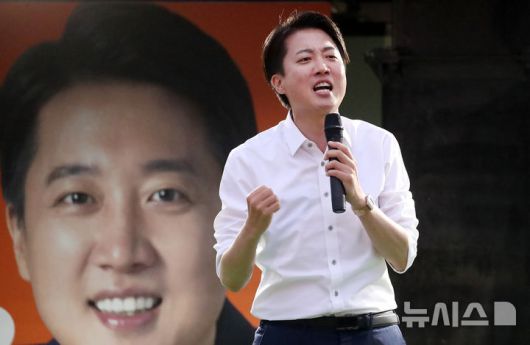 [대구=뉴시스] 이무열 기자 = 이준석 개혁신당 대선 후보가 2일 대구 수성구 수성못 상화동산에서 열린 집중유세에서 지지를 호소하고 있다. 2025.06.02. lmy@newsis.com